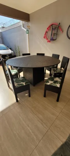 Mesa de junco com 8 cadeiras estofadas.