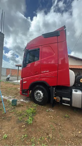 Volvo FH 540 engatada em um rodo caçamba 