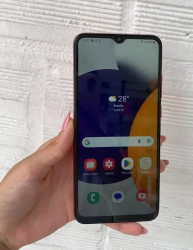 Celular Samsung com acessórios