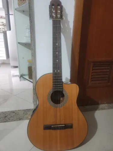 Violão clássico com cordas de nylon Cort