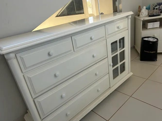 Cômoda branca resistente com gavetas e porta