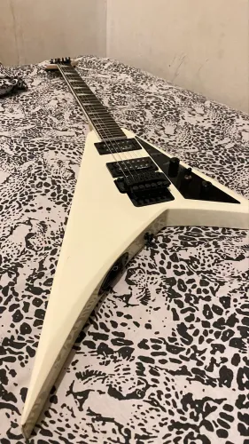 Vende-se Guitarra Jackson Flying V