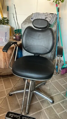 CADEIRA DE CORTE + REVISTEIRO