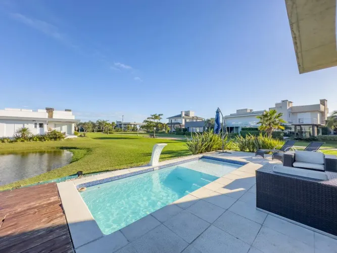 Casa beira lago com piscina e 4 suítes à venda - Condomínio Riviera Xangri-lá/RS REF: