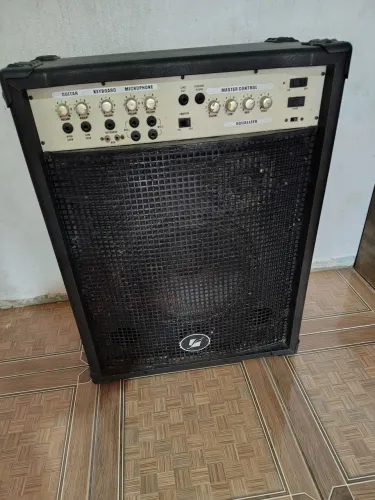 Caixa amplificada bem antiga