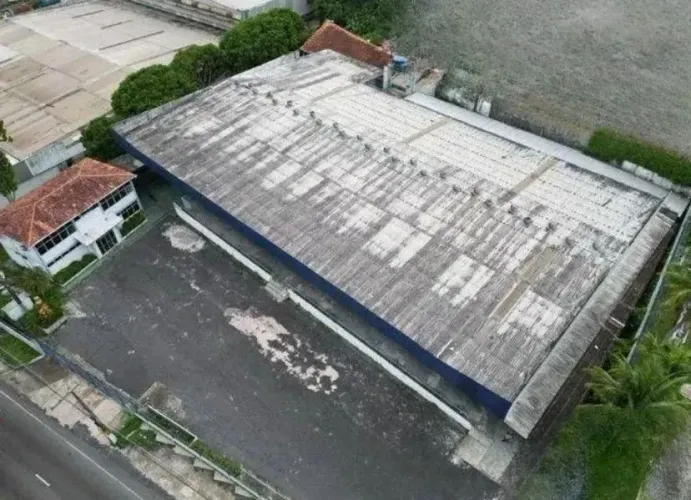 VENDO GALPÃO MEDINDO. 2700 m2 Próx. Distrito Industrial, em via Principal!