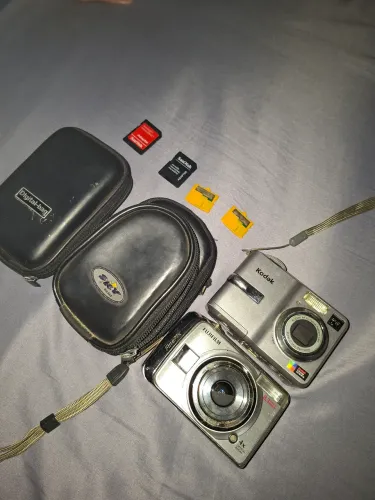 Lote Câmeras Digitais Vintage - Fujifilm + Kodak + Acessórios (para conserto/peças)