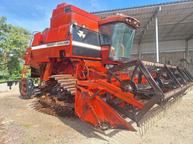 Colheitadeira MF3640
