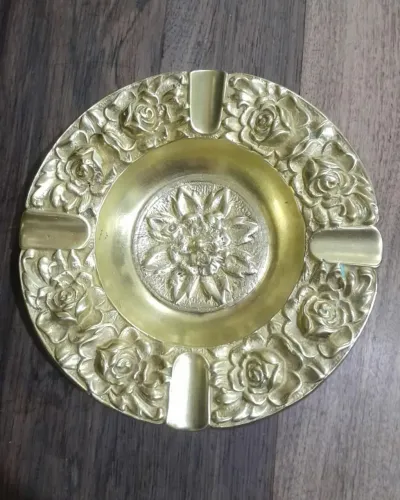 Antigo cinzeiro de bronze