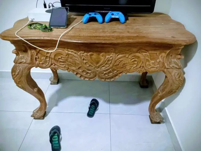 Cômoda e mesa de madeira maciça