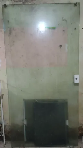 Vendo na porta Blindex uma janela de alumínio com grade
