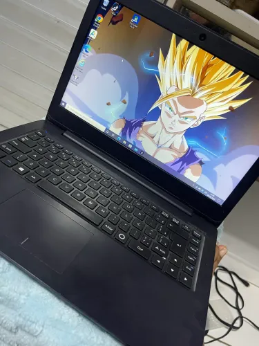 Notebook novinho pra usa no dia dia tudo funcionando vai com carregador
