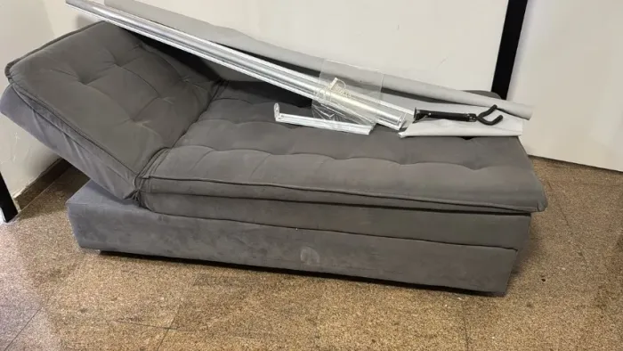 Sofa com cabeceira inclinável
