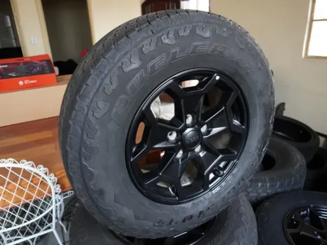 Jogo de roda Jeep Wrangler/Gladiator + Pneus Bridgestone Dueler A/T