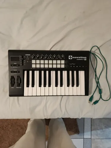 Teclado Controlador Novation Launchkey 25 Teclas - Desapego de Estúdio