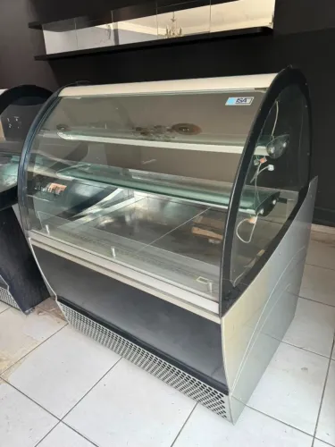 Vitrine Refrigerada Confeitaria ISA Millennium Pastry - Italiana