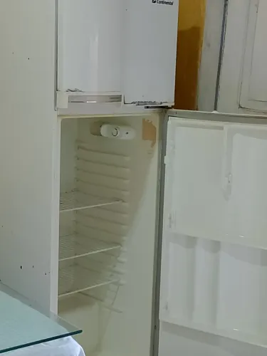 Vende-se uma geladeira de bom uso