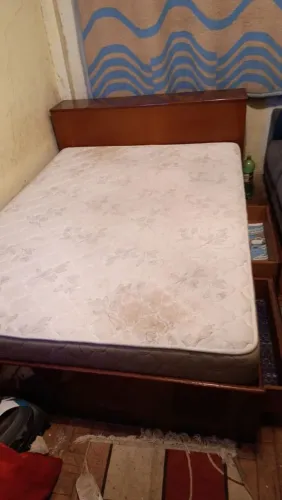 Cama de casal de madeira mogno com baú de cabeceira e 4 gavetas 
