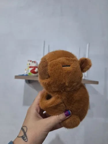 Pelúcia capivara agarradinha