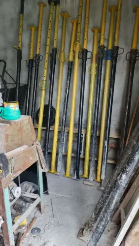 Vende-se escoras metálicas