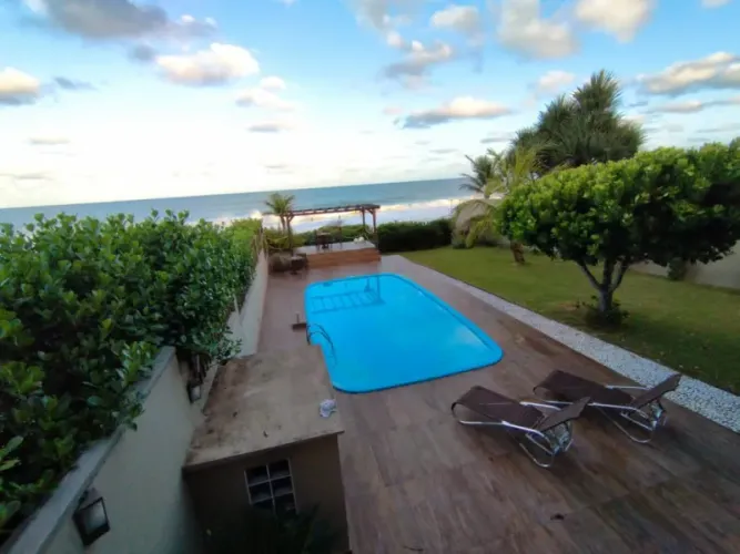 CASA COM PISCINA FRENTE MAR NA PRAIA DO ESTALEIRINHO.
