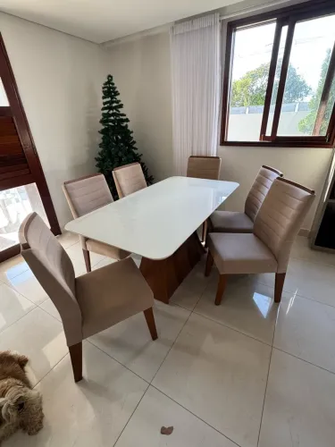Mesa com 6 cadeiras