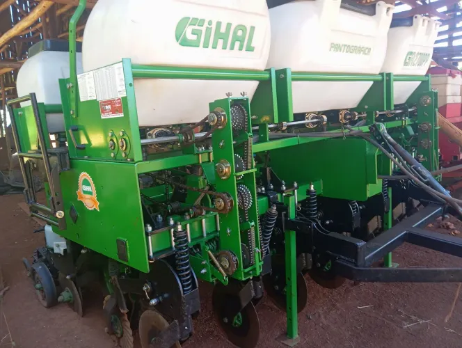 Vende se plantadeira ghial sete linhas usada mais no estado d nova  plantou só 35 alqueire