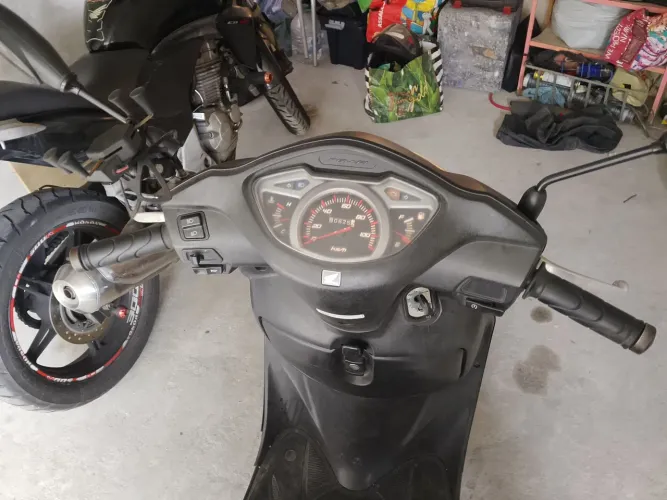 Vende-se uma moto lead 110 2015