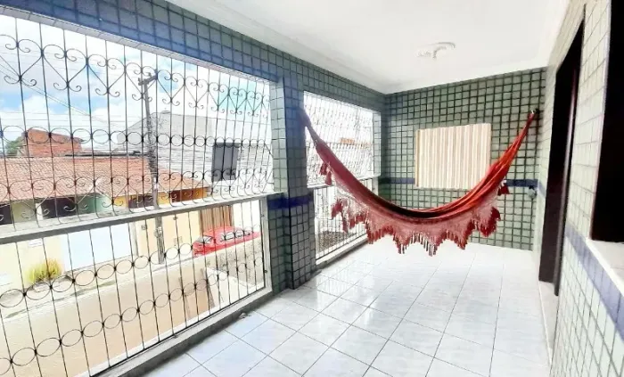 CASA (ALTOS) COM 3 QUARTOS E VARANDA PARA ALUGUEL EM MESSEJANA