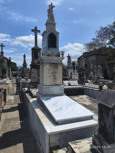 Jazigo no Cemitério São Francisco Xavier Caiu avier - Caju<br>