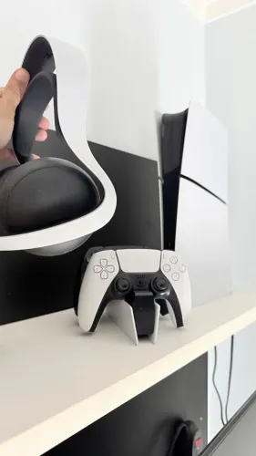 Playstation 5 SLIM digital. Com headset, carregador de controles sony e 2 controles