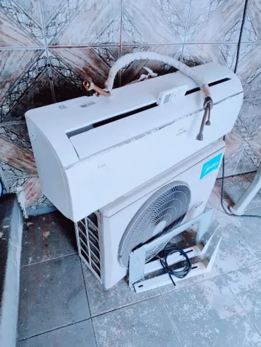 Vendo ar condicionado split 18.000 BTUs. Semi nova. Gela lindo muito bem. Completa