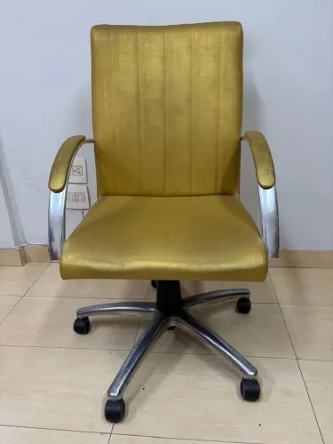 Cadeira giratória dourada com braços e rodízios