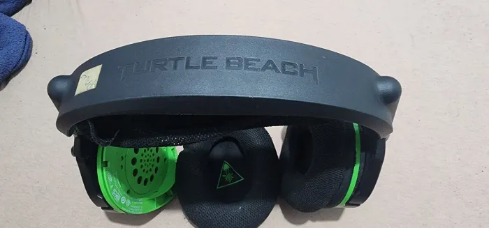 Headset Turtle Beach parte das hastes quebradas e almofada solta. Funcionando.