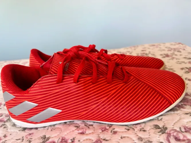Chuteira Adidas Nemeziz futsal