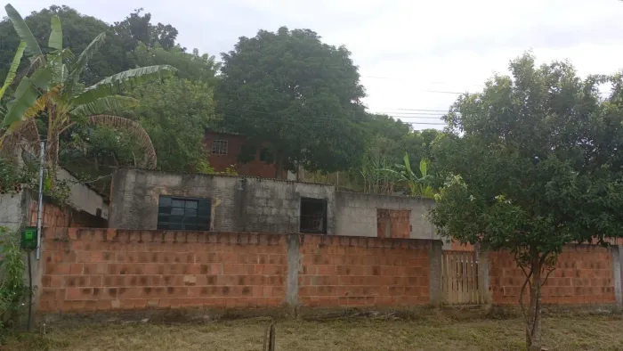 Vendo terreno com 2 casas no mesmo quintal obs fazer uma pequena reforma
