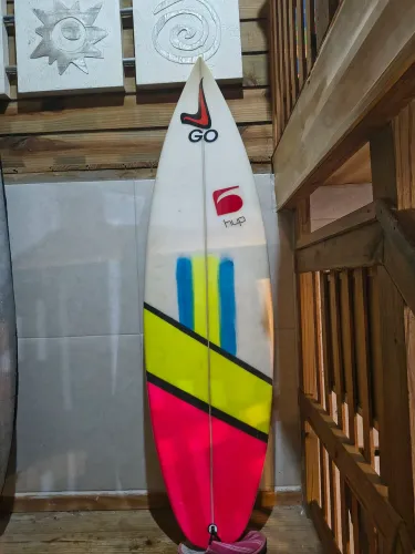 Prancha de surf PU 5'6, 20L utilizada poucas vezes. Ideal para performance no surf.