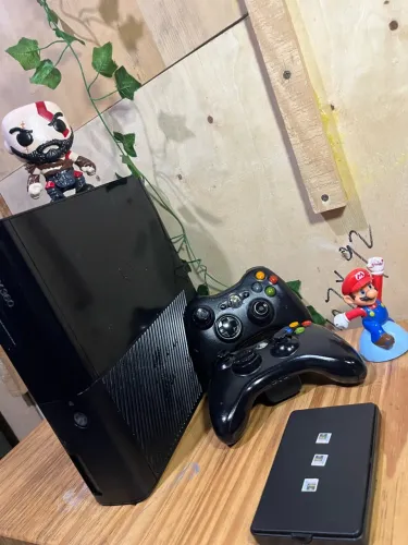 XBOX 360 + HD 76 JOGOS + 2 CONTROLES