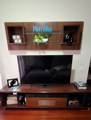 Rack de madeira com painel Rudnick 