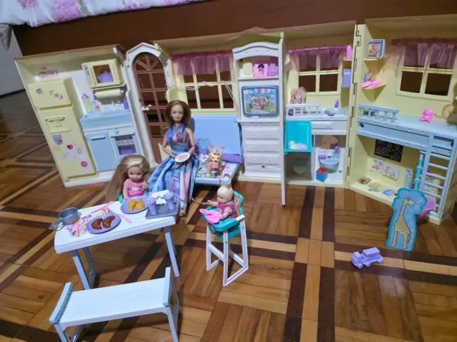 Mansão Barbie Happy Family Sounds Like Home + Boneca Molly Completa (funcionando 100%)<br>