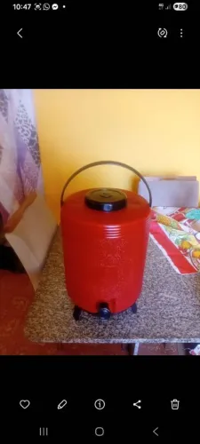 Vende - garrafa térmica vermelha de 9 litros em perfeito estado.