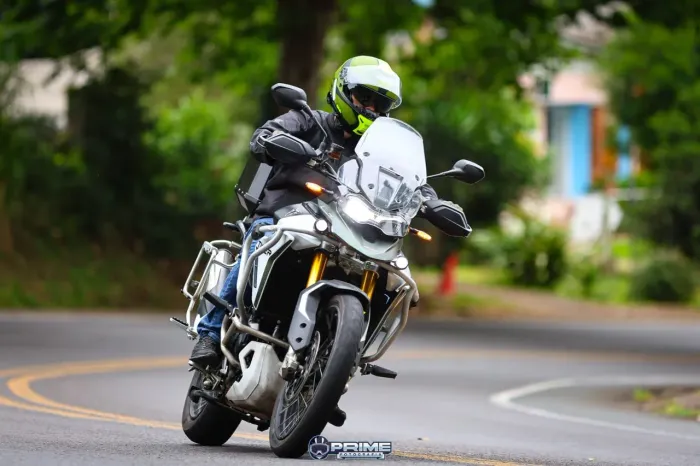 Triumph Tiger 900 Rally Pro com acessórios e revisões na Triumph. Pegar e rodar!