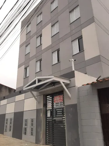 ** ALUGA-SE APARTAMENTO 
