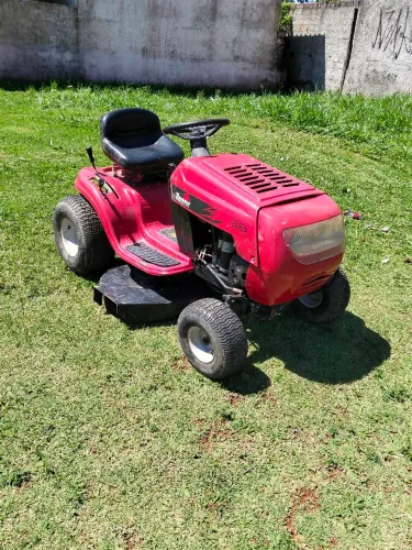 Trator cortador de grama