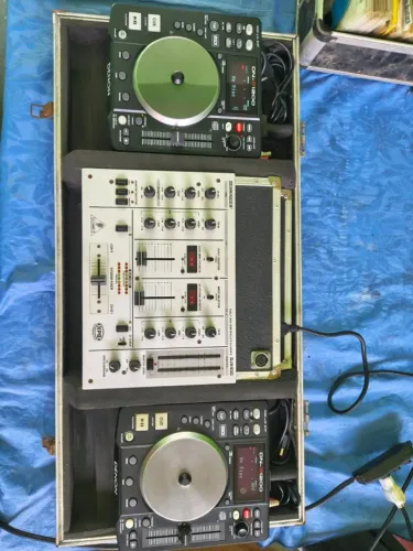 2 Denon DN-S1200 e 1 mixer Behringer DJX400 para venda