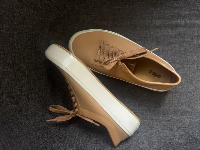 tênis melissa street caramelo nude