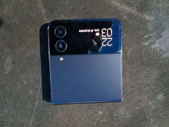 Celular Samsung Flip 4. Tem que trocar a tela 