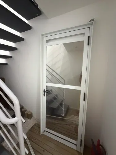 Porta de Alumínio Branca com Vidro