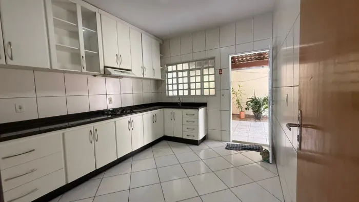 Casa Ampla com Piscina e Churrasqueira Pronta para Morar e Financiar
