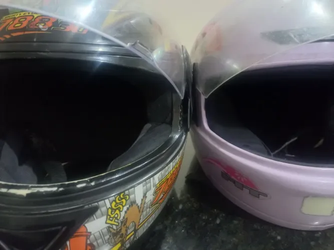 2 capacetes em condições de uso. Um com viseira novinha. Não estão quebrados